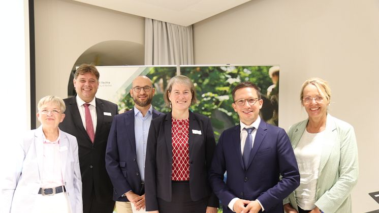 Das Präsidium der Universität Vechta zusammen mit Jens Nacke (2.v.l.), Vizepräsident des Niedersächsischen Landtags, und Falko Mohrs (2.v.r.), Niedersachsens Minister für Wissenschaft und Kultur.