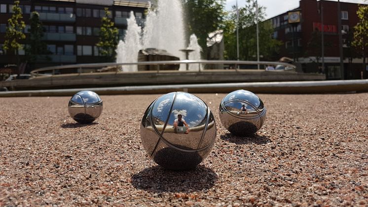 Bonjour! Nu provspelar vi boulebanan på Kumla torg!