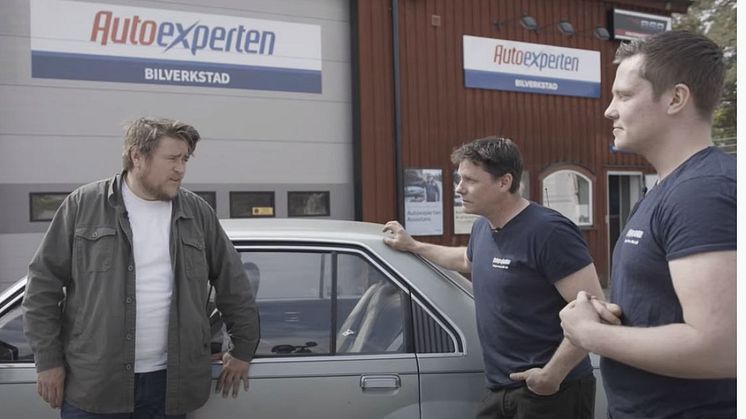 Erik Ekstrand får hjälp av Dennis & Andreas på Bromans Bilservice på Djurö.
