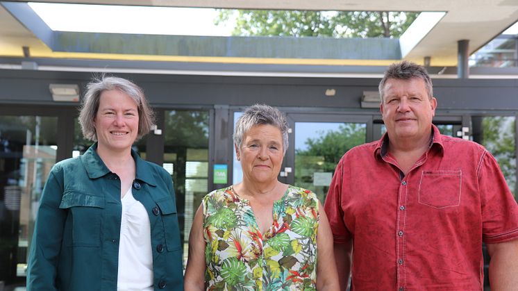 Bei der Verabschiedung: Universitätspräsidentin Prof.in Dr.in Verena Pietzner, Ulrike Mallas und Andree Wrobel, stellvertretend für den Personalrat.