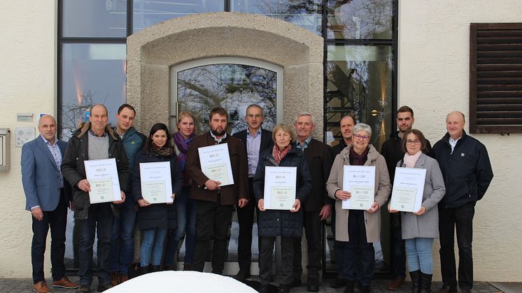 Ausgezeichnete Qualität: „Band der Milch-Elite“ an sieben Alpenhain-Milchbauern verliehen