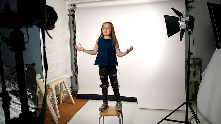 Nioåriga Margaux leder "Klart vi kan!" - en ny programserie på Tekniska museets Youtubekanal.