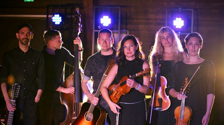 Berättarladan band: Thomas Eriksson, Niklas Bertilsson, Magnus Stinnerbom, Sophia Stinnerbom, Anna Karlsson, Anna Rubinsztein. Foto: Västanå Teater