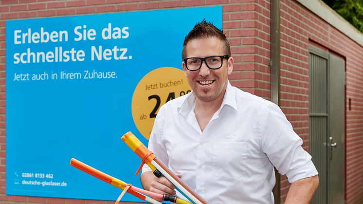 Thorsten Lässig, Projektmanager von Deutsche Glasfaser im Kreis Heinsberg, vor einem Glasfaserhauptverteiler ("PoP") - dort sind alle Glasfasern gebündelt, die bis in die Haushalte innerhalb der Gemeinden geführt werden. (DG)