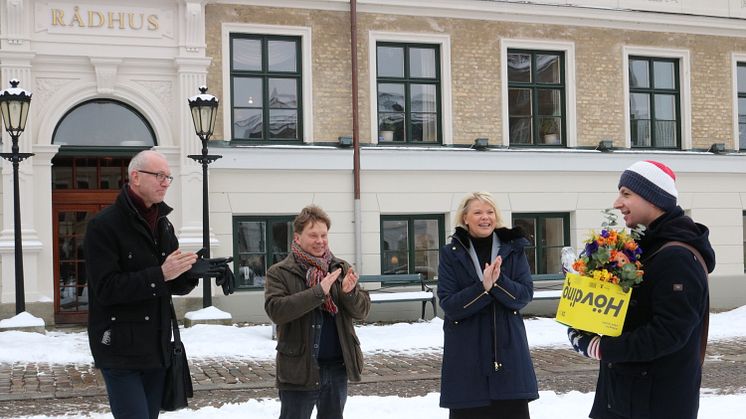 Juryn delar ut förstapriset i Lunds kommuns interna idé- och förbättringstävling. Från vänster: utbildningsdirektör Stefan Norrestam, turism- och näringslivschef Per Persson, kommundirektör Anette Henriksson och vinnaren Daniel Philis. 