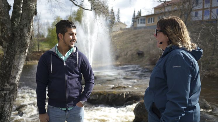 Mahmood Al Hameed och kommunalråd Malin Svanholm (S).