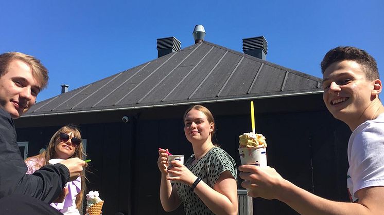 Elever på afslutningen af deres uddannelse, har været i skole i flere uger. // Privatfoto