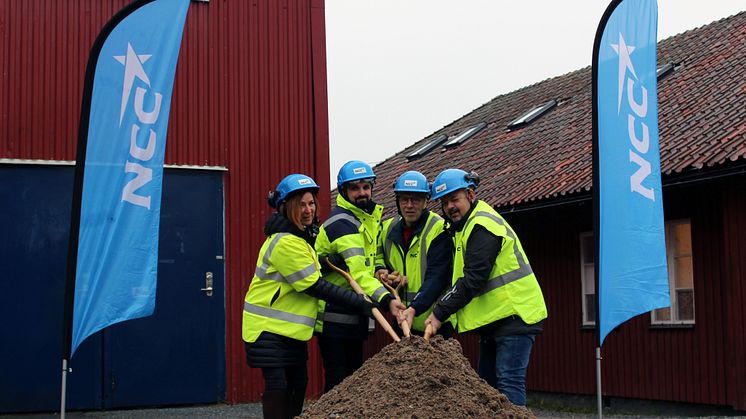 Här tas första spadtaget på blivande omklädningsrum för Nora ishall. Solveig Oscarsson (S) kommunalråd, Jan-Erik Hallor ordf. Nora hockey, Jakob Akfidan produktionschef NCC, Tom Rymoen (M kommunalråd.  Foto: Elin Sörman, Nora kommun  