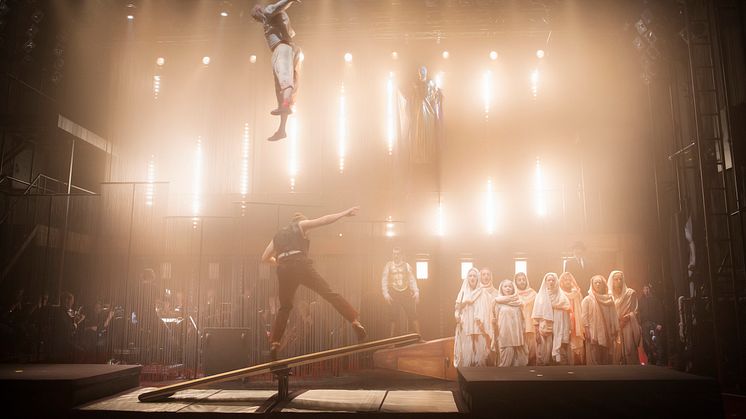 Cirkusartister och ensemble i Satyagraha på Folkoperan. Foto: Markus Gårder