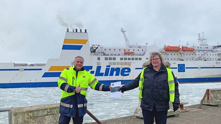 Jörgen Nilsson, vd Trelleborgs Hamn AB och Susanna Gustafsson, Skånes Luftvårdsförbund, med luftrapporten