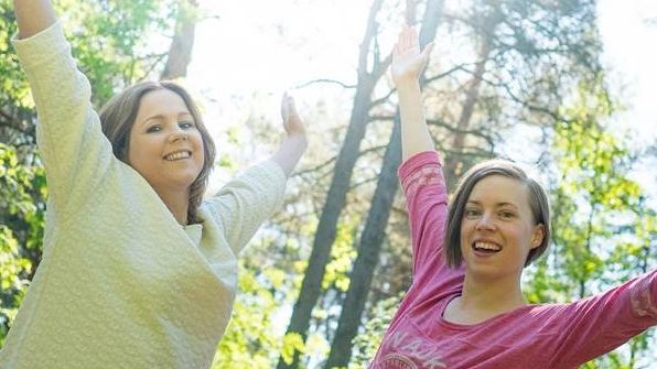 Ann Murugan i vit tröja. Stina Sundqvist i rosa tröja. 