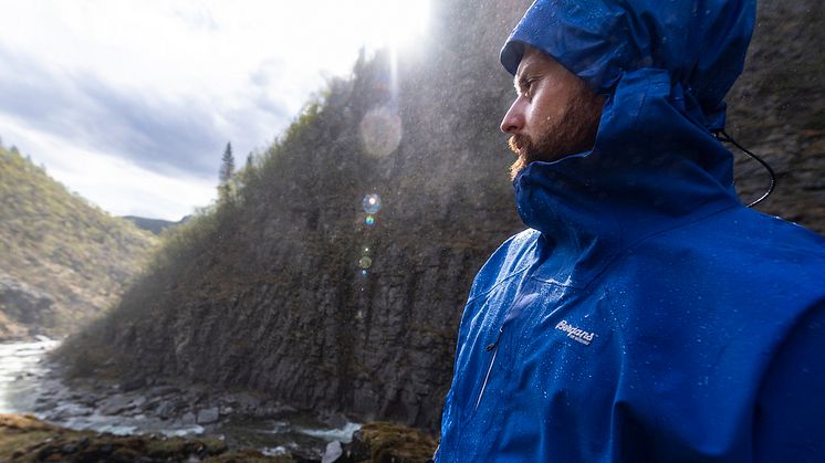 Vanntett er et relativt begrep. I denne artikkelen får du vite hvordan vi måler vanntettheten på turklær og hvordan det skaleres. Foto: Bergans / Hans Kristian Krogh Hanssen