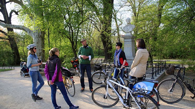 Am Wilhelm-Seyfferth-Denkmal im Johannapark