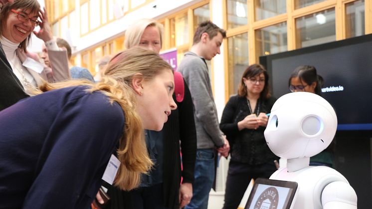 En sociala robot roar sin omgivning. Foto: Mikael Hansson