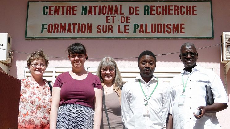 Forskarna Mary O’Conell, Ioana Bujila, Anki Östlund Farrants, Guillaume S. Sanou och Issa Nébié utanför malariainstitutet i Ouagadougou. Foto: May O'Connell.