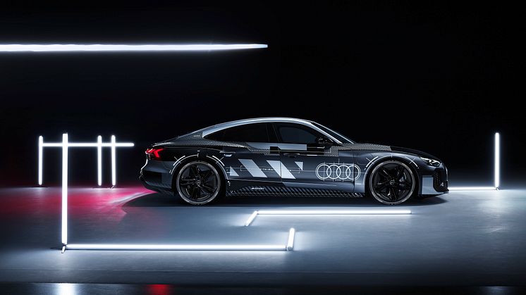 Audi e-tron GT prototype med black camouflage