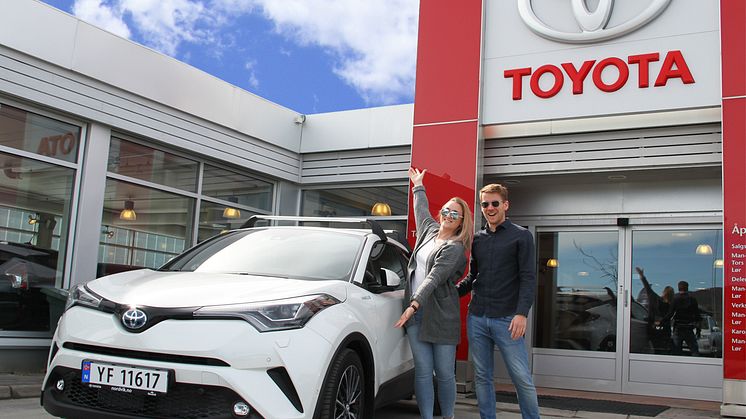 Vi gratulerer Marianne og Christoffer med ny Toyota!