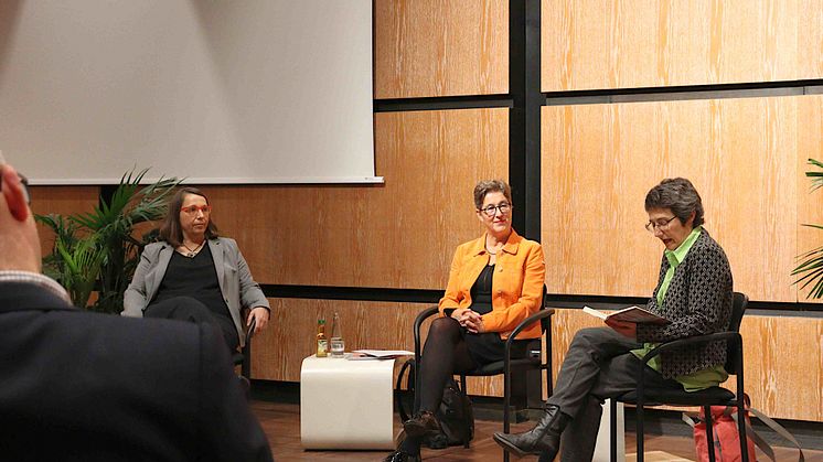 Autorin Annette Hug (r.) liest aus ihrem Roman "Tiefenlager". Daran schließt sich eine Diskussion mit Dr.in Claudia Priebe (l.) und Prof.in Dr.in Gabriele Dürbeck von der Universität Vechta an. 