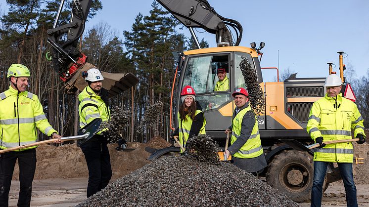 Foto: Matilda Söderström Husfoto.På bilden syns (från vänster): Jonas Bäckman (Lekab), Fredrik Åsvärd (OBOS), Hanna Höglund (köpare), Janne Silver (Lekab), Stefan Erikson (Kommunalråd och Ordförande Samhällsbyggnadsnämnden) och Håkan Svensson (OBOS).