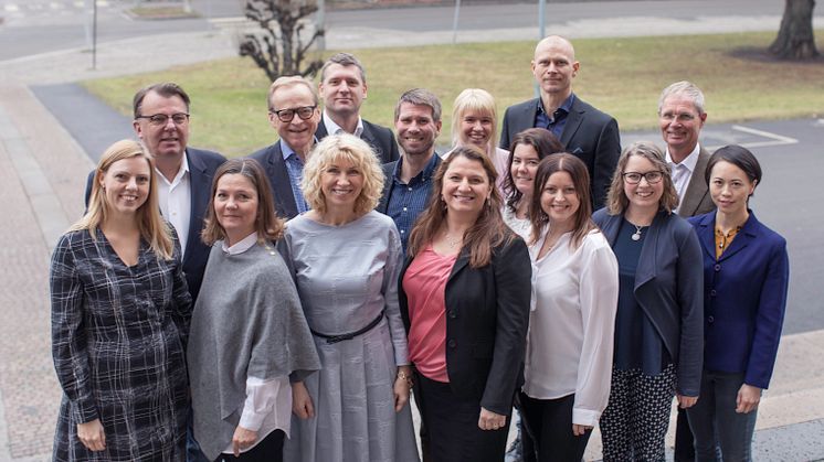 GU Ventures team på Göteborgs universitets huvudbyggnads trappa på Vasaplatsen i Göteborg.