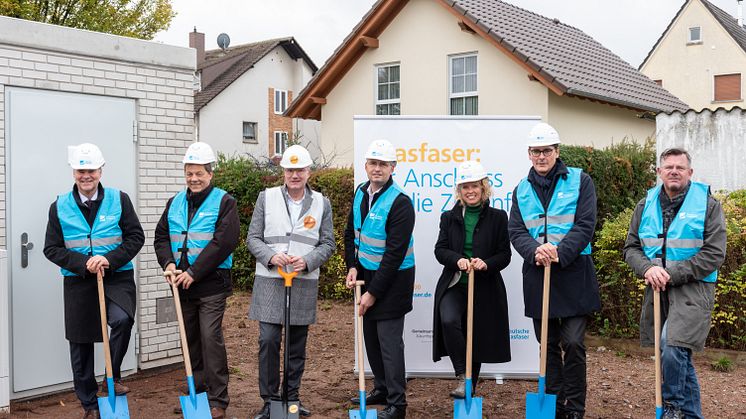 Glasfaser für Eppertshausen: Spatenstich u.a. mit ENTEGA-Geschäftsführer Frank Gey (3. v.l.), Bürgermeister Carsten Helfmann (4. v.l.) und Uwe Nickl, CEO von Deutsche Glasfaser (2. v.r.).