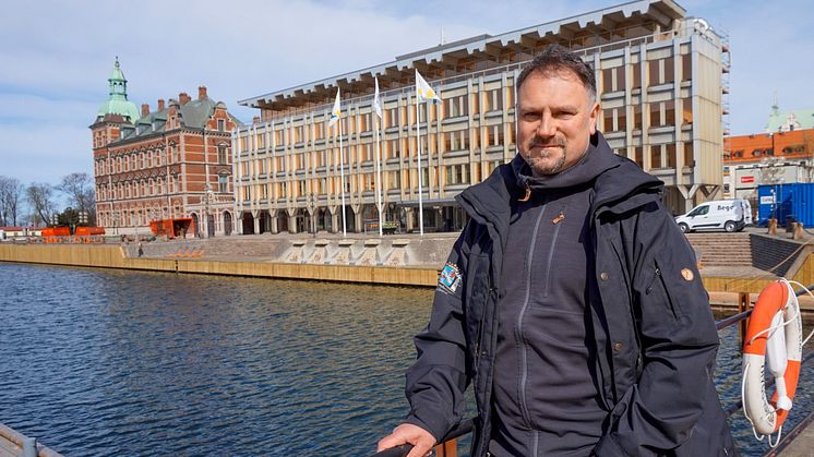 Arbetsplatsen är kommunhuset vid hamnen i Landskrona. Men en stor del av jobbet går ut på att åka runt och träffa markägare och andra berörda kring Braåns och Saxåns avrinningsområde.