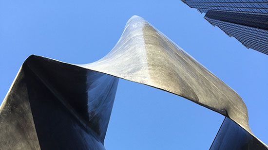 Göteborgsägda Thomas Concrete Group levererade_Monolitisk skulptur i betong lurar ögat tro det är stål