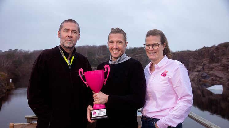 Från vänster: Mats örjes, Björn Berling (Halmstad Wakeboardklubb), Helena Stenström (SIA Glass).  Fotograf: Mattias Andersson