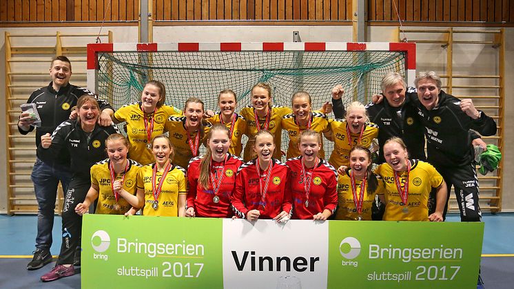 Glade jenter fra Oppegård etter at finaleseieren var sikret. Foto: Svein André Svendsen