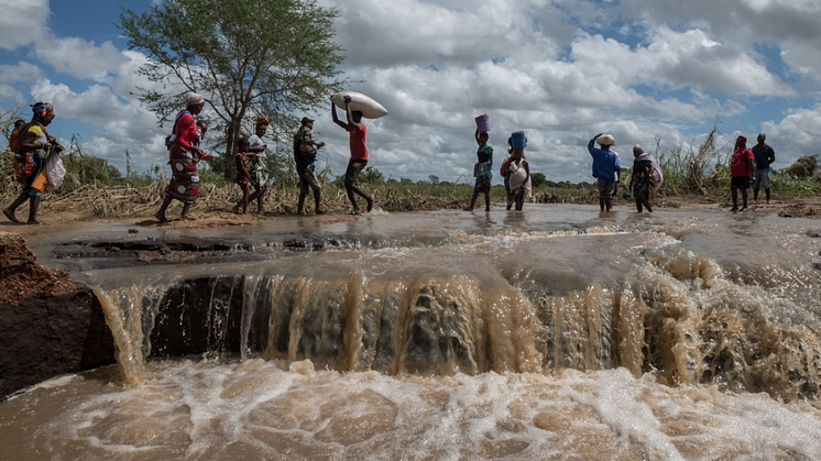 Gåendes i vattnet efter cyklon Kenneth, Mozambique. Foto: Tommy Trenchard.