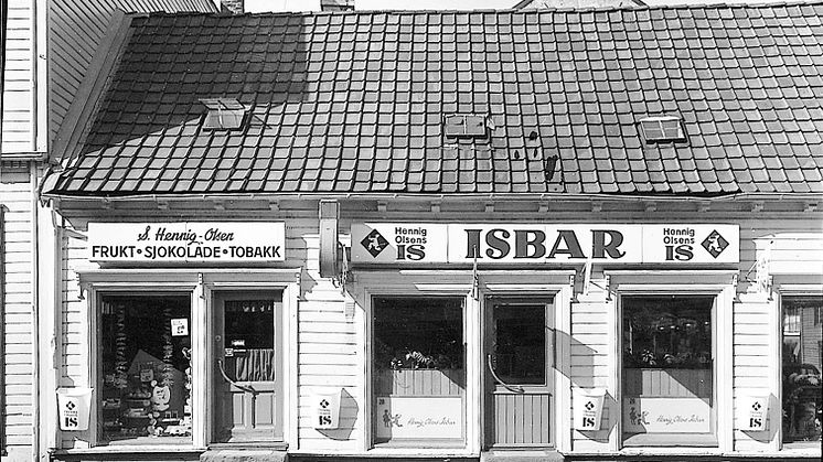 Da Sven kom hjem til Kristiansand i 1924 hadde han med seg utstyr til å lage iskrem, en bok full av oppskrifter og store ambisjoner og pågangsmot.  I august samme året åpnet han forretning i Markens gate 29. På bakrommet startet han iskremproduksjon.