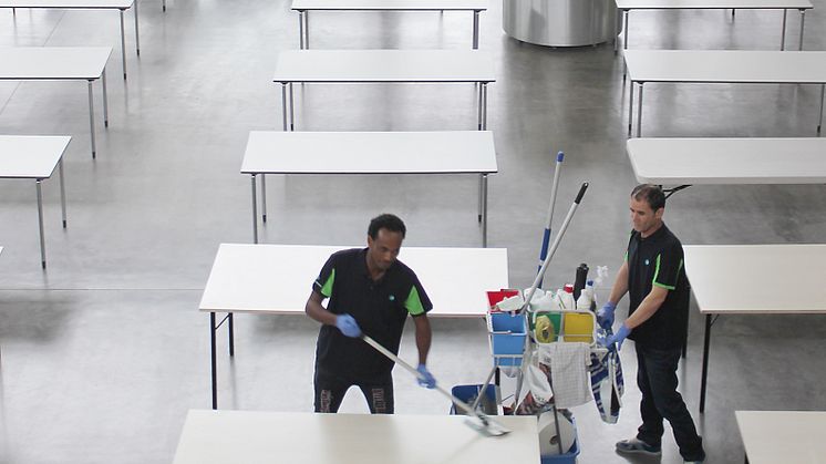 Medarbejdere fra Forenede Service igang med at gøre rent på skole.