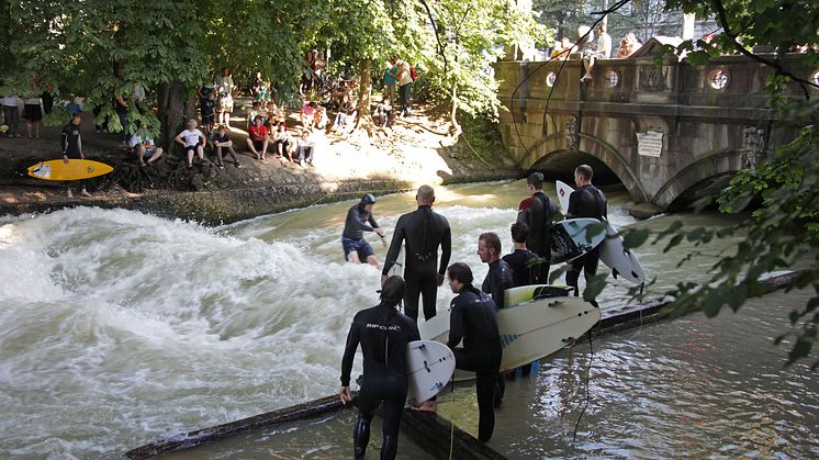 Surfere i kø ved Eisbach i München