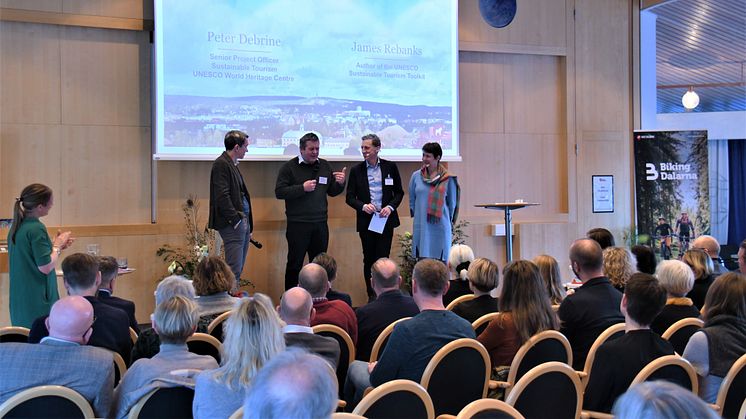 James Rebanks, författaren till UNESCOS:s metod och verktygslåda för hållbar utveckling av världsarv, tillsammans med Peter Debrine från UNESCO, Visit Dalarnas vd Jonas Rosén och Birgitta Sacrédeus, Råd för regional utveckling på Region Dalarna