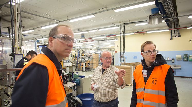 Lars-Göran Rohlén, Orica, beskriver tillverkningsprocessen i Exelfabriken för Anders Tålsgård och Johan Lagerqvist från Pemco Energi