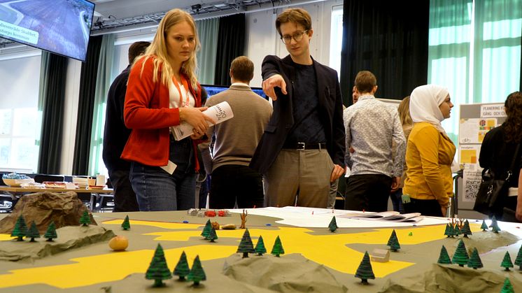 Lantmätarstudenternas idéer och planer för Grästorp och Trollhättan lockade många intresserade till campus. Foto: Högskolan Väst