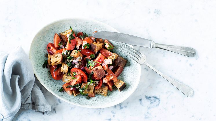 Panzanellasalat med fuldkornsbrød