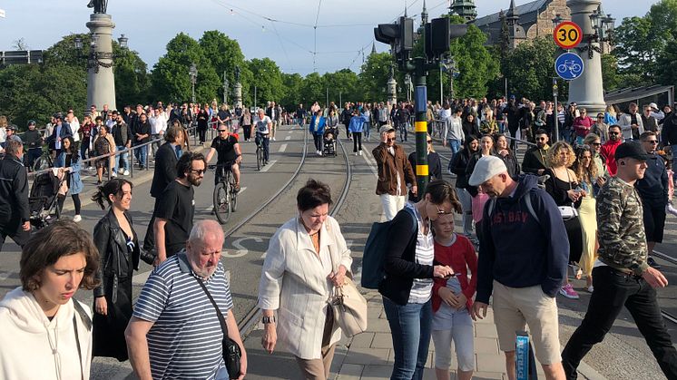 Folksamling på Djurgårdsbron