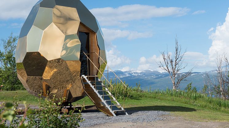 Solar Egg (Solägget) på plats i Björkliden med en vidunderlig utsikt. Konstnärsduon Bigert & Bergström har skapat Solar Egg på uppdrag av Riksbyggen.