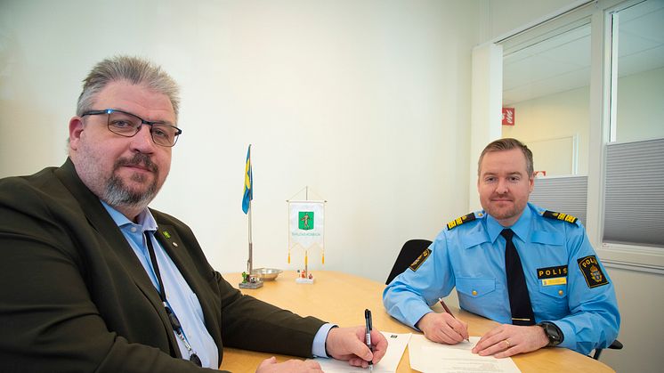 Teddy Nilsson (SD), kommunstyrelsens ordförande och Niklas Årcén, chef lokalpolisområde Klippan, sätter sina signaturer på medborgarlöftet.