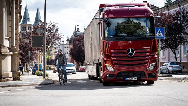 Mercedes-Benz Trucks lancerer eftermontering af Højresvingsassistent til lastbiler
