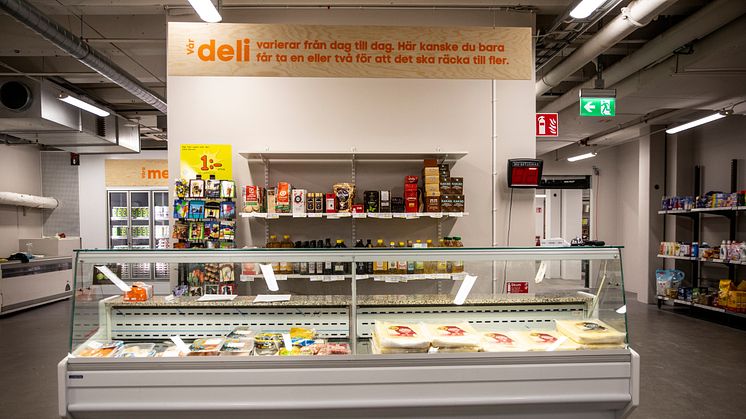 I Stadsmissionens sociala matbutiker i Stockholm, Malmö, Helsingborg, Umeå och Linköping får medlemmar handla mat till låga priser och butikerna erbjuder även arbetsträning.