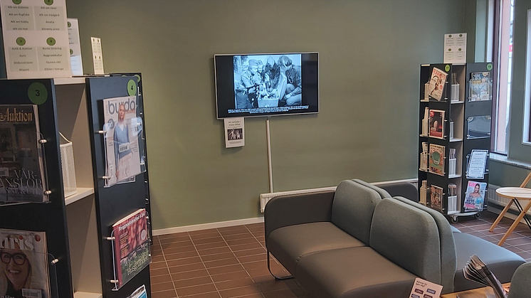 Bildspelen visas på en TV-skärm i bibliotekets tidningsrum.