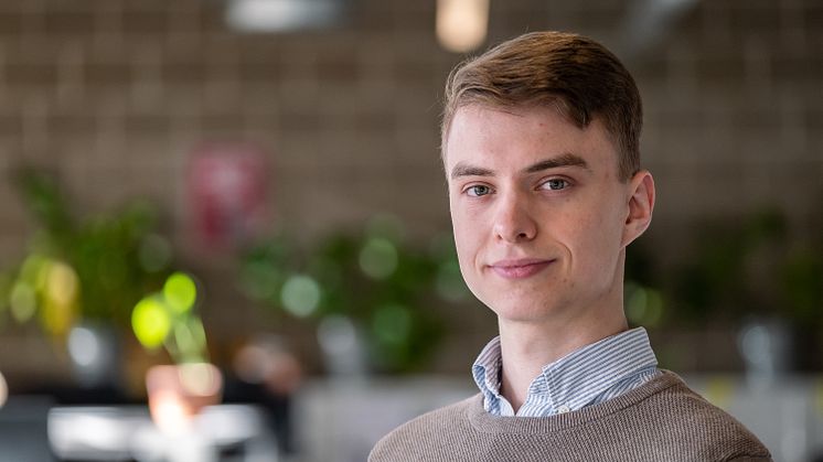 Erik Enger Karlson är den första mottagaren av det nyinstiftade Anders Wall-stipendiet till studerande på Handelshögskolan. (Foto: Elliot Nyhlin)