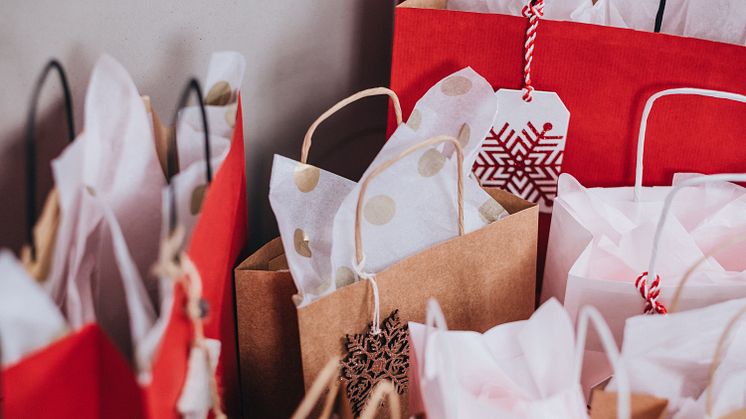 Hälften av svenskarna kan tänka sig färre julklappar - var femte kan tänka sig att avstå helt och hållet från julklappshandeln