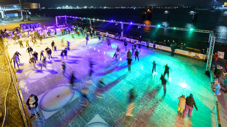 Eislaufen und Eisstockschießen direkt an der Kaikante. Mehr maritimer Winterspaß als in Kiel.Sailing.City geht kaum.