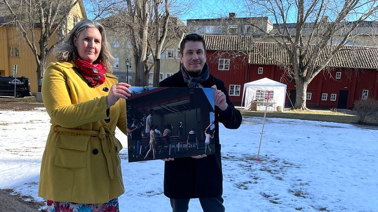 Monika Bubholz (MP), teknik- och fastighetsnämndens ordförande och Robert Halvarsson (MP), kultur- och fritidsnämndens ordförande vid spadtaget för den nya scenen i kvarteret Almen.