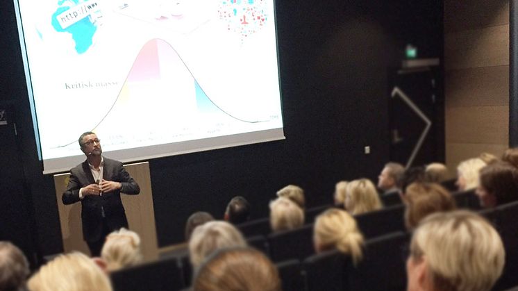 Kommunikasjonsrådgiver og gründer Hans Petter Nygård-Hansen sparte ikke på kruttet under det første Forum i ManpowerGroups nye lokaler på Grünerløkka. Foto: ManpowerGroup