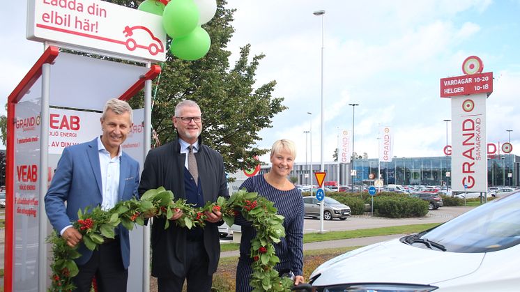 Erik Tellgren, vd Växjö Energi, Mats Jäderberg centrumchef Grand Samarkand och Anna Tenje, kommunstyrelsens ordförande laddar den första elbilen.