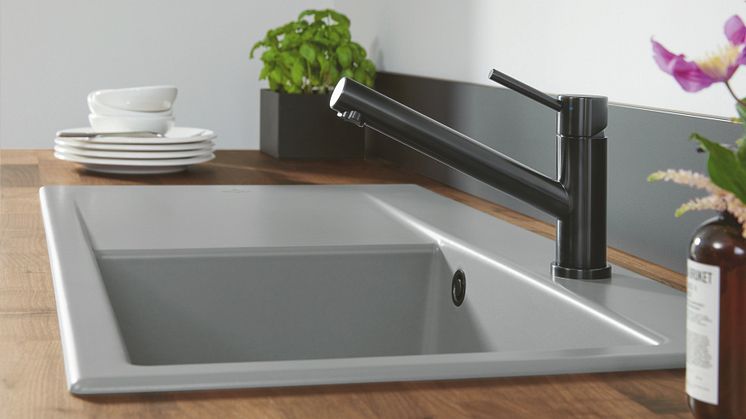 The multi-faceted Como kitchen tap:   Solid stainless steel single-lever mixer now also available in anthracite